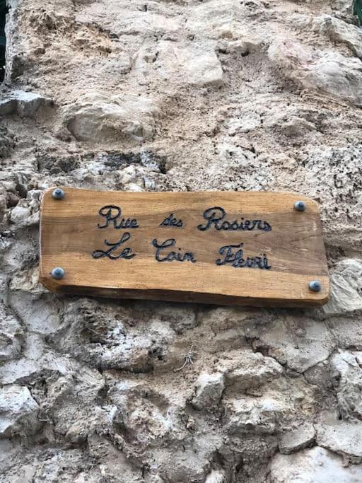 Апартаменты Studio Vue Sur La Roche, Au Calme Moustiers #1 Экстерьер фото