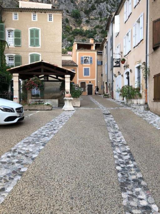 Апартаменты Studio Vue Sur La Roche, Au Calme Moustiers #1 Экстерьер фото